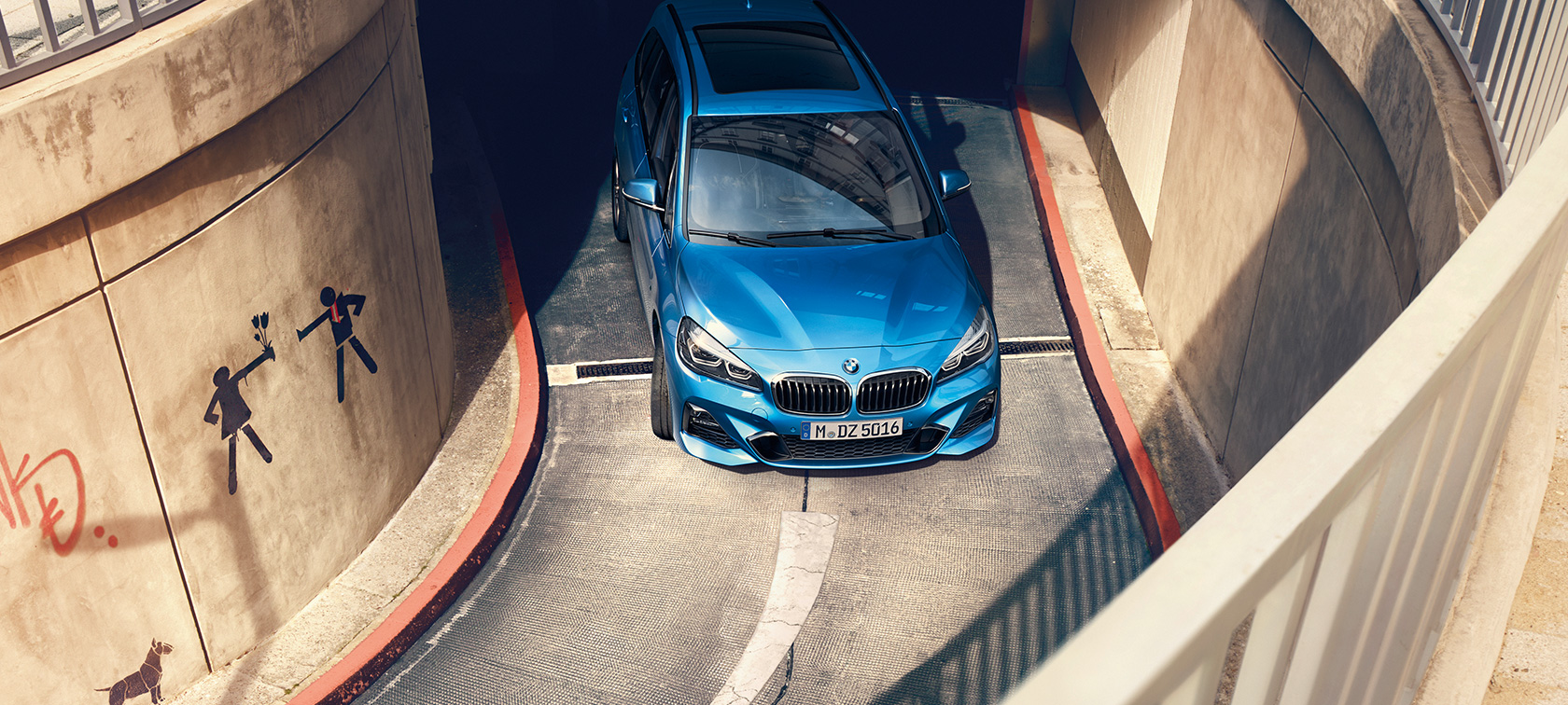 BMW Série 2 Gran Tourer F46 Misano Blau metallic, vue en plongée, en mouvement dans un parking couvert