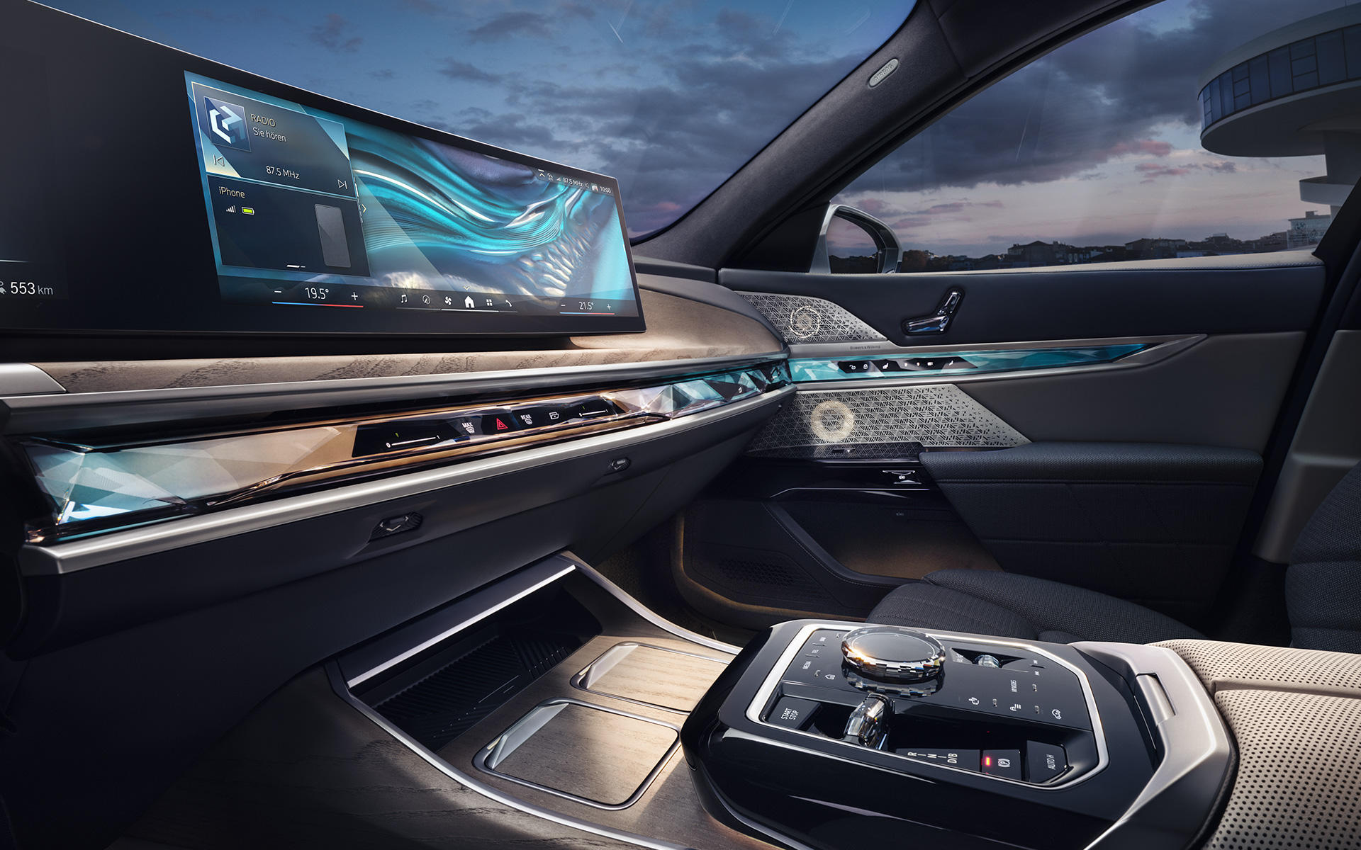 Dashboard en Interaction Bar verlichte touch- en bedieningslijst BMW i7 G70 Interieur