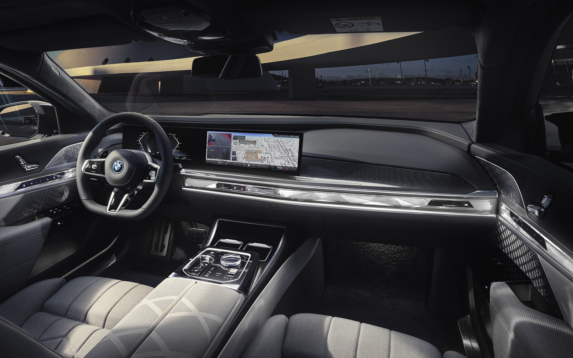 Interieur cockpit BMW M760e xDrive G70 aanzicht van voorpassagier