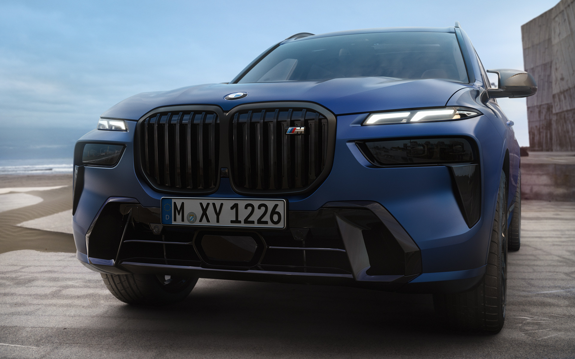 Partie avant BMW X7 M60i xDrive G07 LCI Frozen Marina Bay Blue en stationnement gros plan