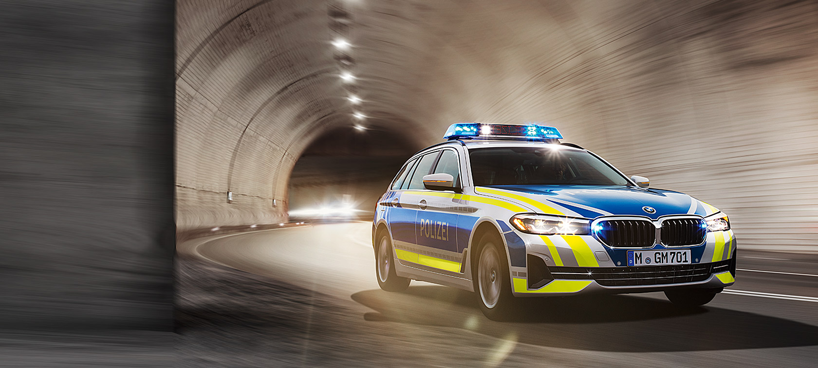 BMW Série 5 Touring G31LCI véhicule de police vue avant 1/3 conduite dans un tunnel